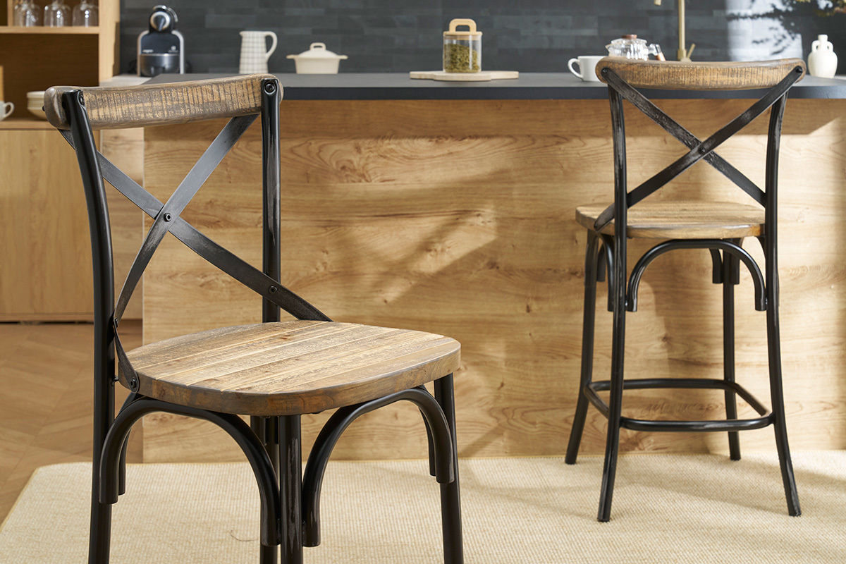 Taburete de bar industrial de madera y metal envejecido, vista de cerca, con una barra de fondo.
