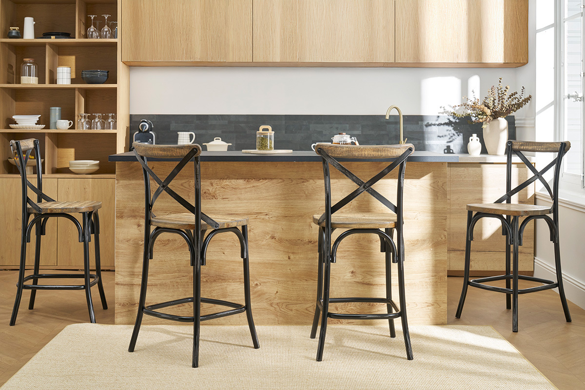 Taburete de bar industrial de madera y metal envejecido negro, vista de tres cuartos con otros taburetes.