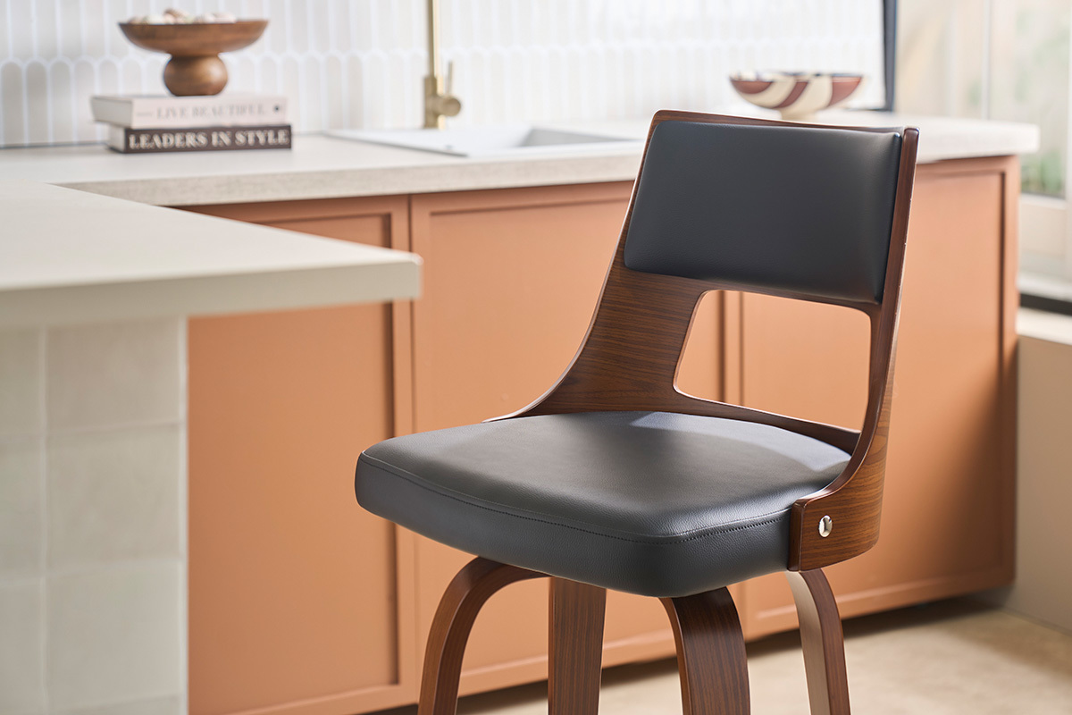 Taburete de bar vintage GARBO negro y madera oscura, vista de cerca del asiento y el respaldo.