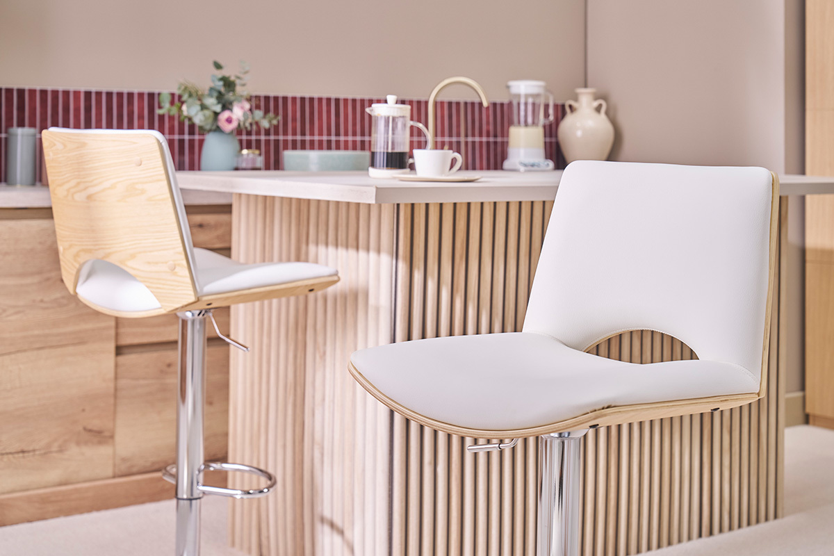 Taburete de bar PANACH blanco y madera clara, con respaldo visible, en una cocina moderna.