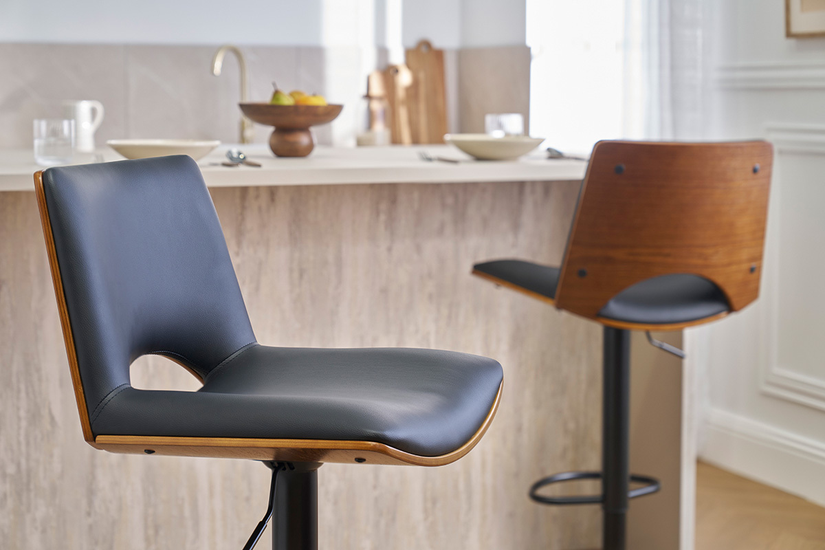 Taburete de bar PANACH negro y madera oscura, vista lateral en una cocina moderna.