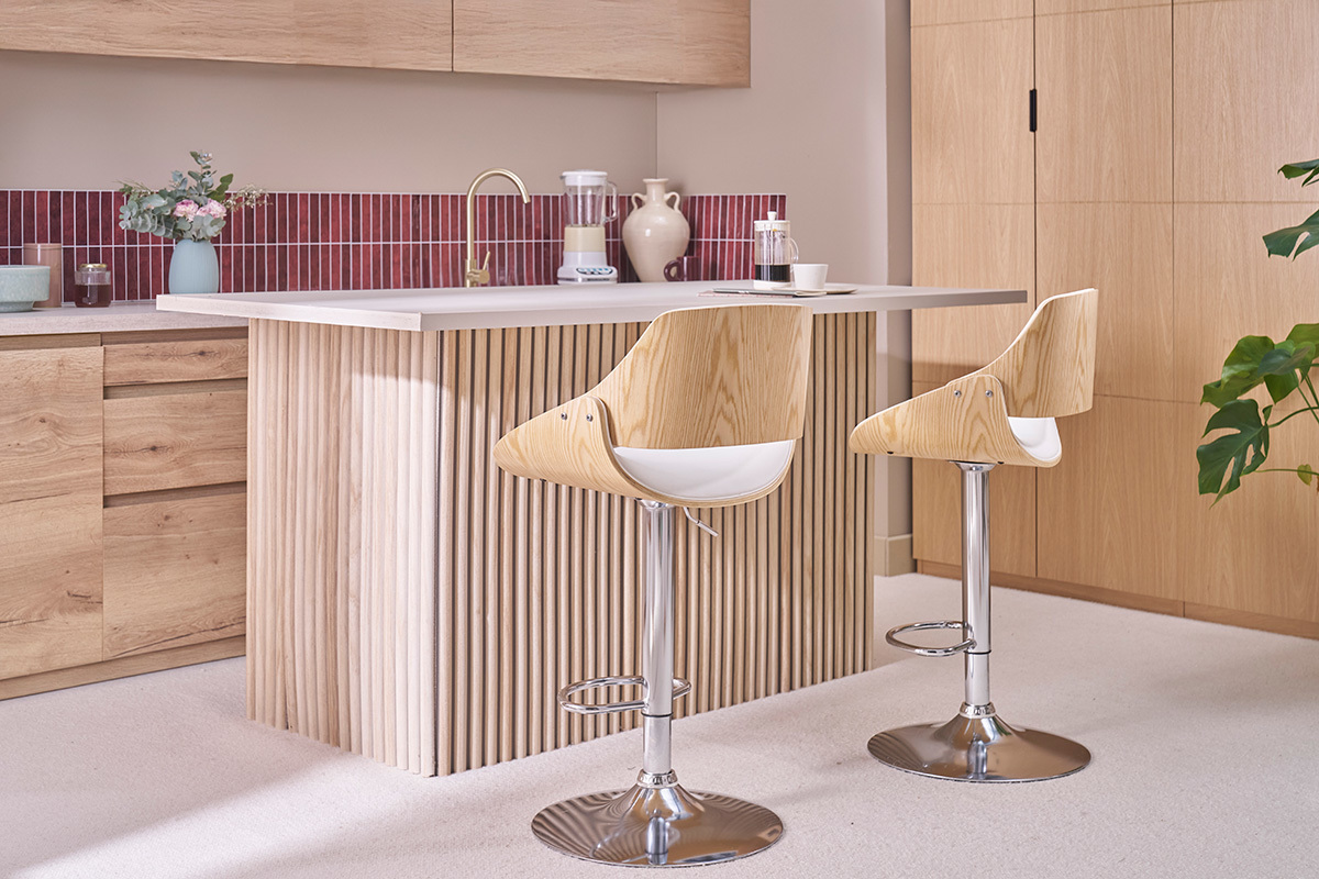 Taburete de cocina de dise�o regulable blanco con tonos de madera clara CLASH