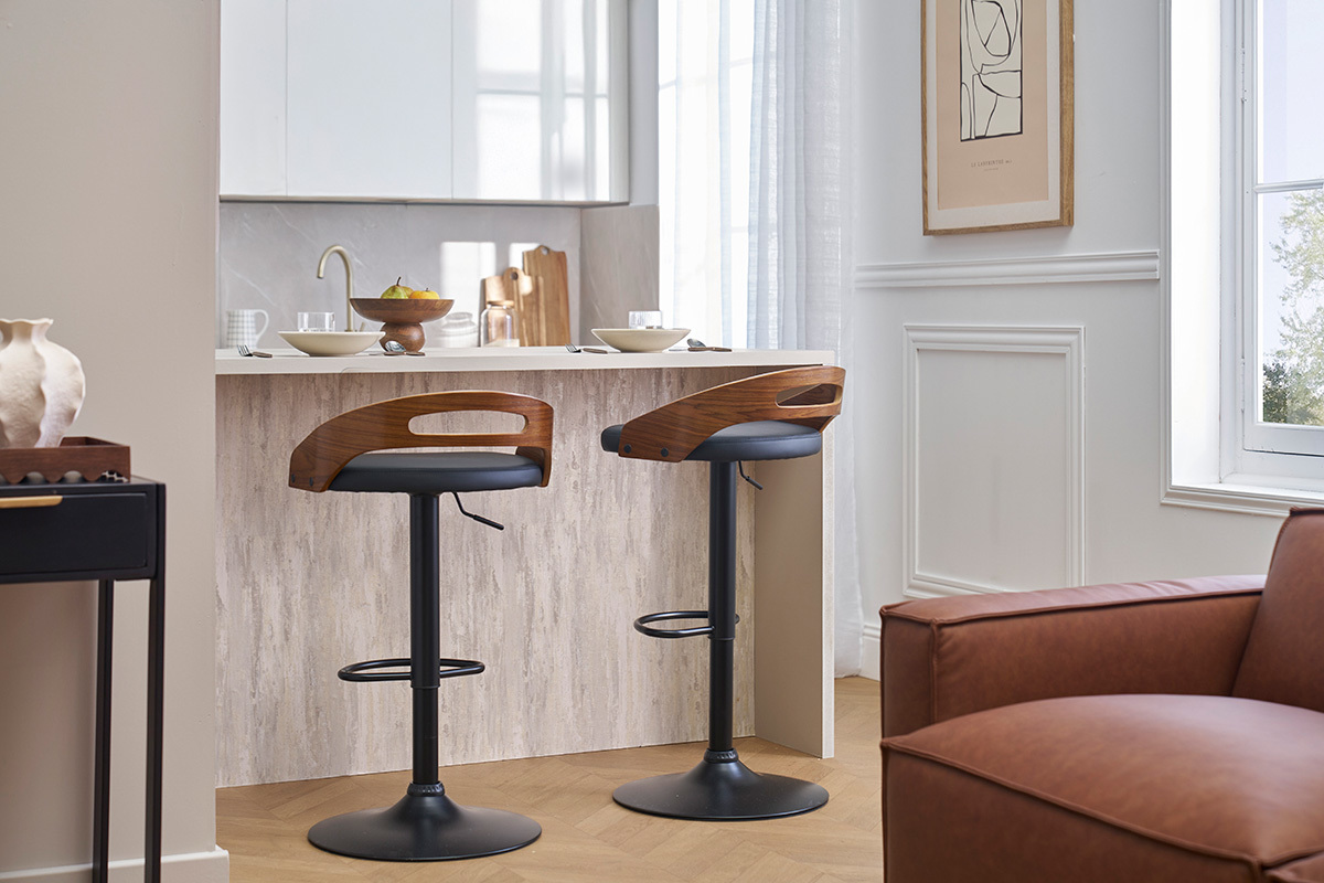 Taburetes de bar negros y nogal MANO, vista lateral en una cocina elegante.