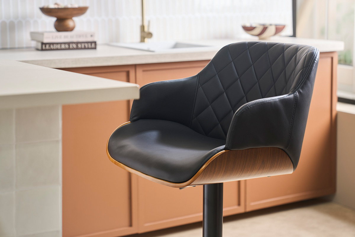 Taburete de bar ajustable negro y madera oscura LUCIEN, vista de lado con un dise�o elegante y moderno.