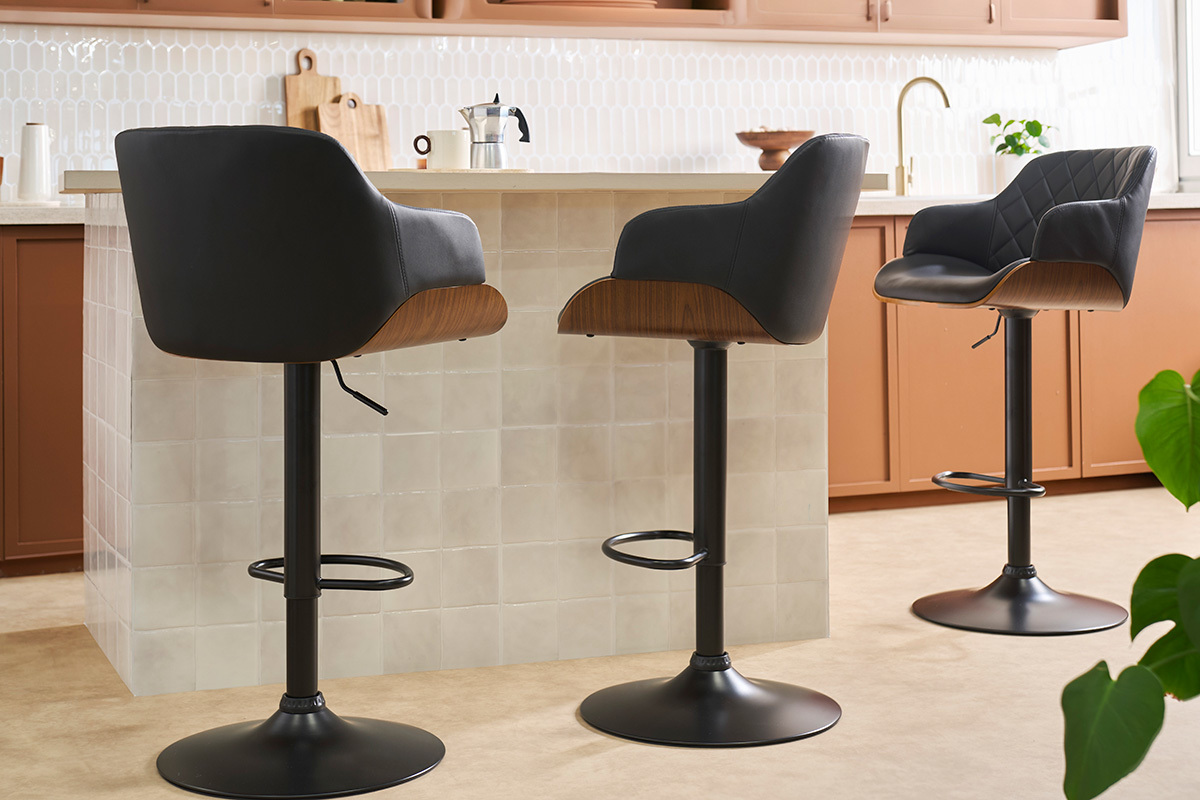 Taburete de bar ajustable giratorio 360� negro y madera oscura LUCIEN, vista desde atr�s en una cocina moderna.