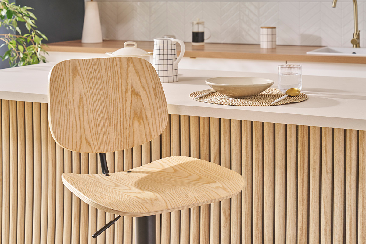 Taburete de cocina regulable de madera clara y metal negro TOBIAS
