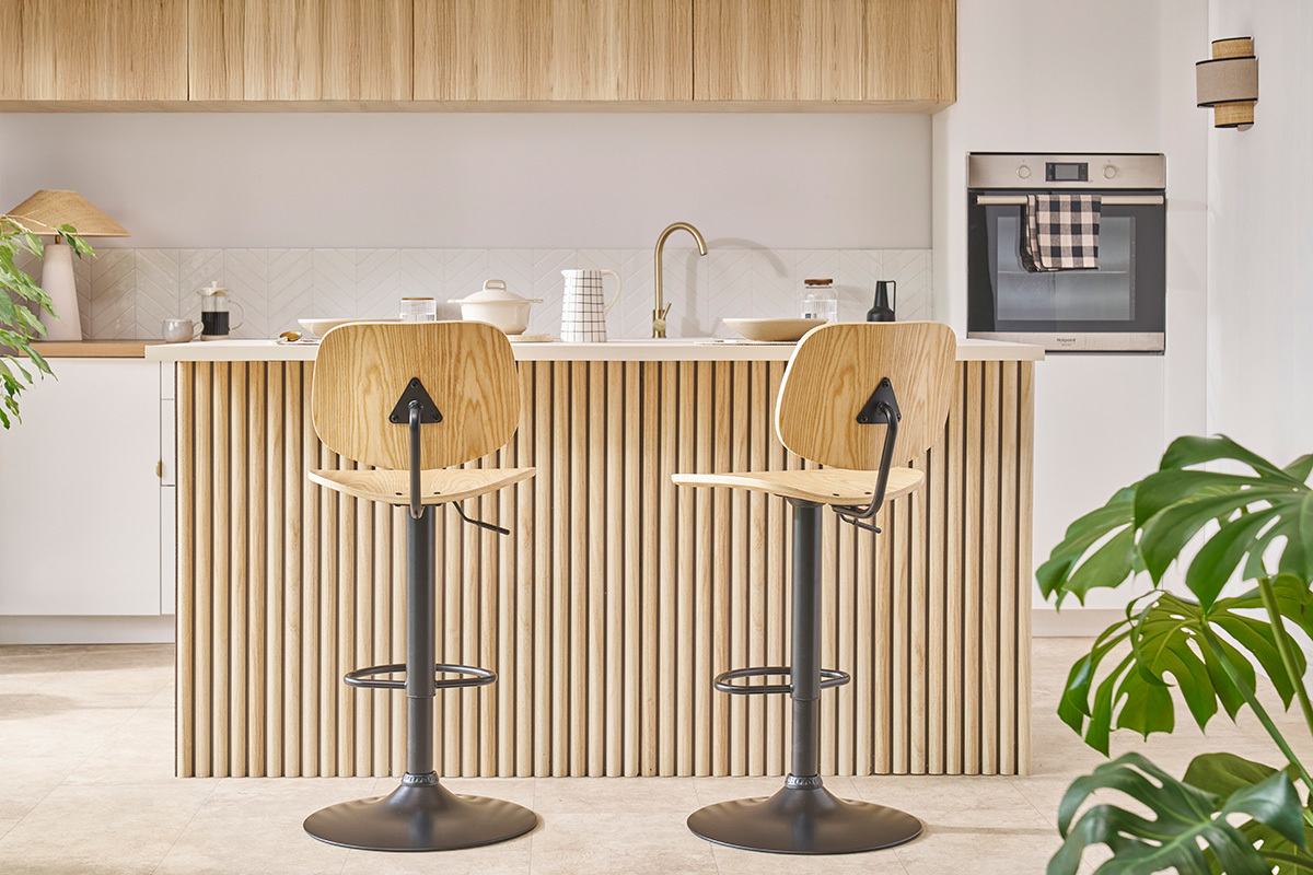 Taburete de cocina regulable de madera clara y metal negro TOBIAS