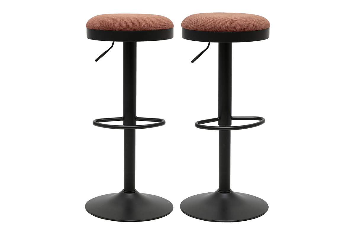 Juego de 2 taburetes de bar ajustables en tejido chenilla color tierra quemada y metal negro, vista frontal.