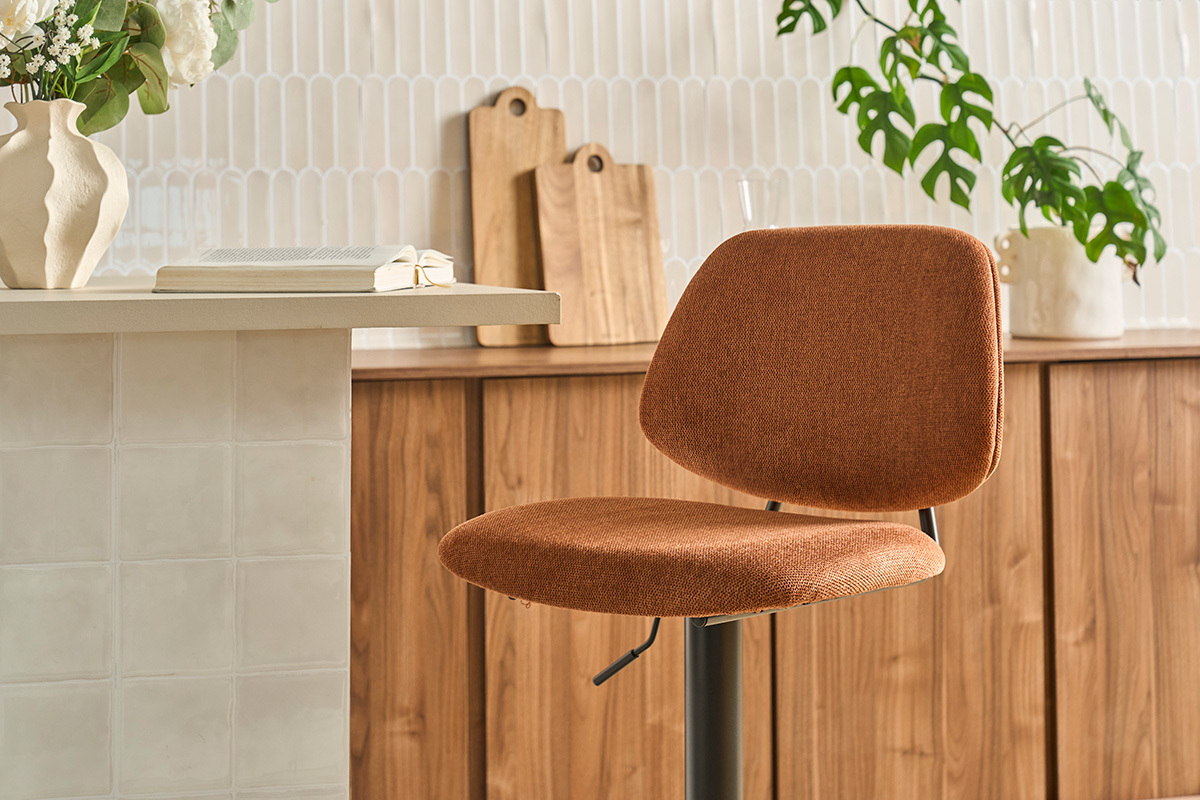 Taburetes de bar ajustables en dise�o de tela con efecto terciopelo texturizado terra quemada y metal negro BARNET (lote de 2)