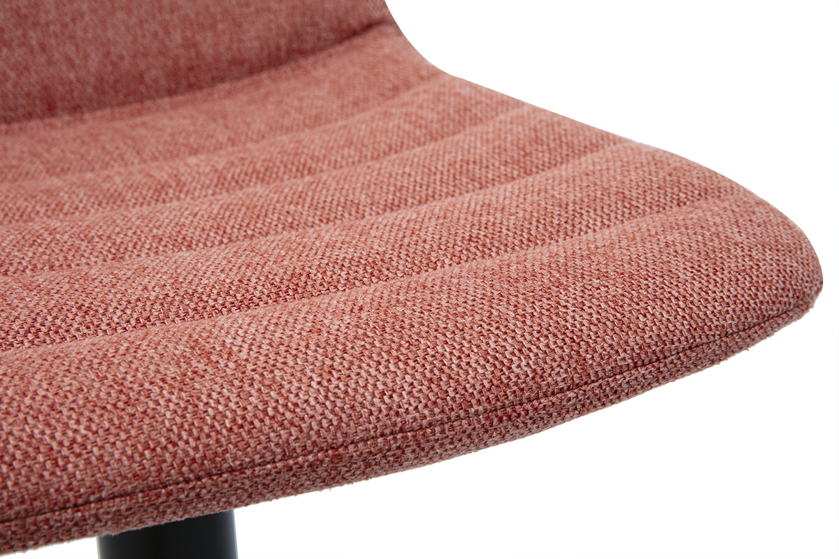 Primer plano del asiento texturizado en tela terracota de un taburete ajustable.