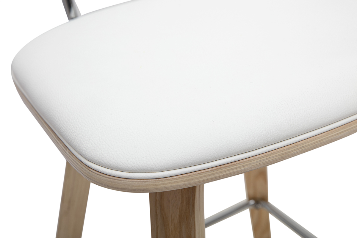 Detalle de un taburete de bar blanco con asiento de poliuretano y estructura de madera clara, visto de cerca.