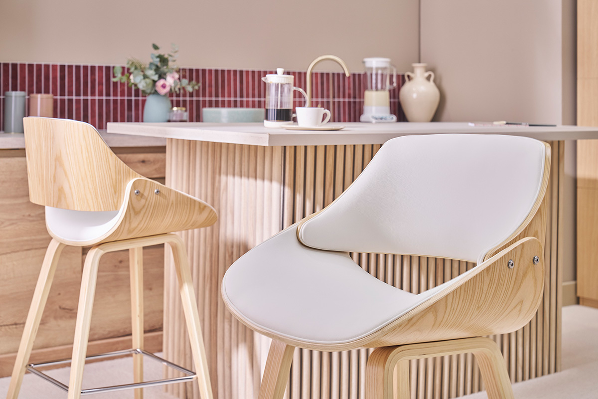 Taburetes de bar de dise�o blancos y madera clara H70 cm (lote de 2) CLASH