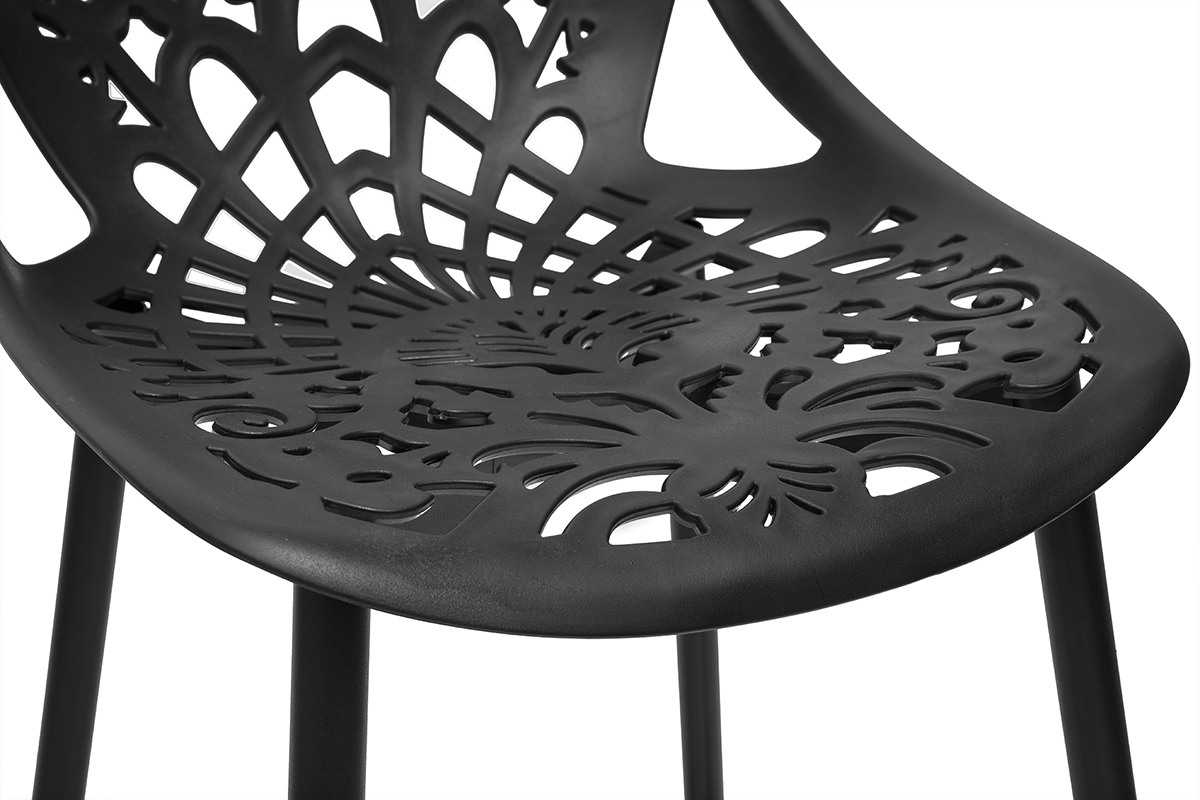 Zoom en el taburete de bar negro con diseo calado barroco.