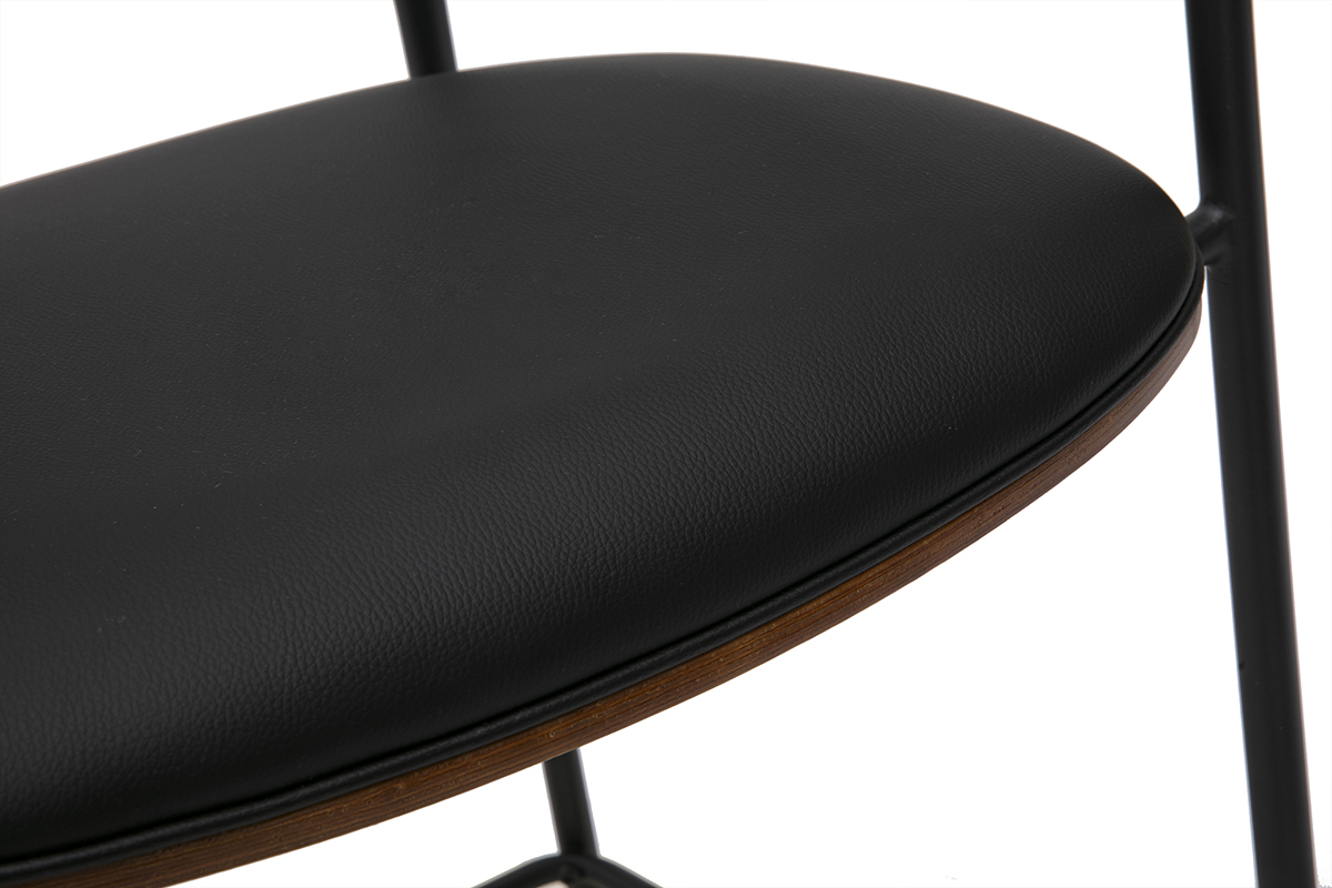 Detalles de un taburete de bar en negro y madera nogal, vista cercana del asiento.