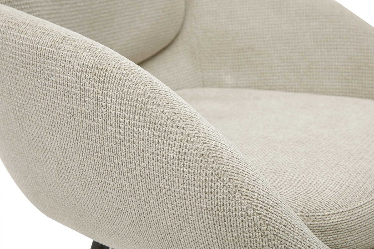 Detalle de un taburete de bar de tela color beige con un dise�o envolvente y patas de metal negro.