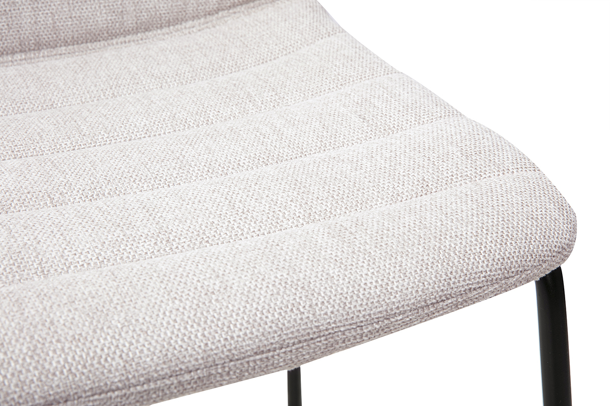 Detalles del taburete de tela beige con pespuntes horizontales y base de metal negro
