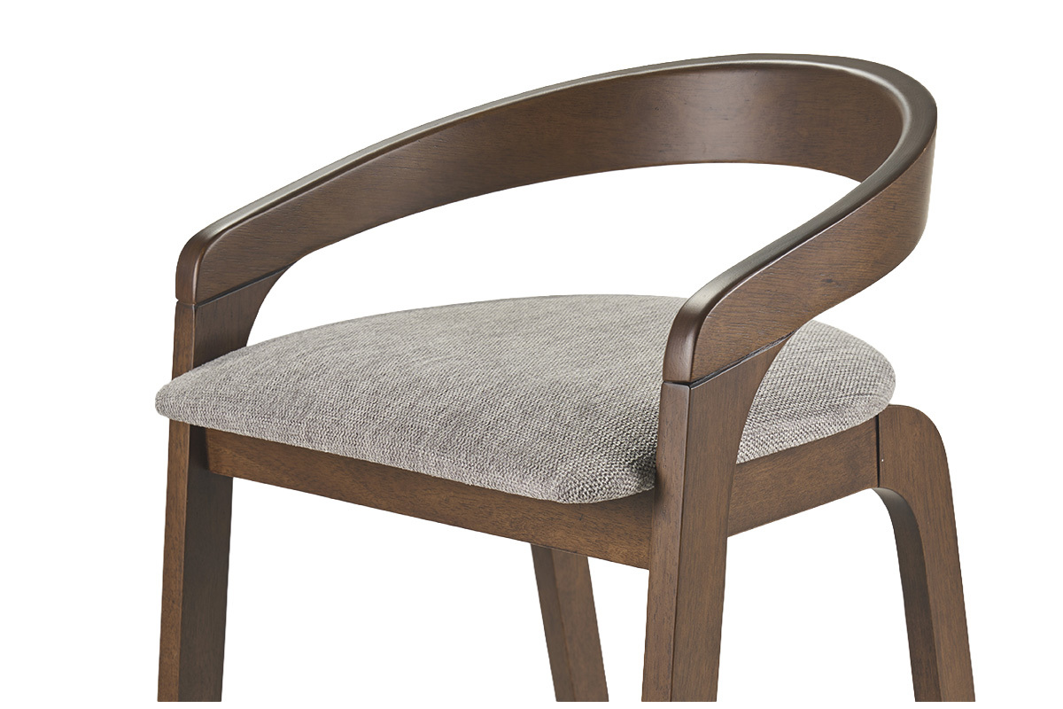 Taburete de bar de madera oscura y tela gris, vista ampliada de lado.