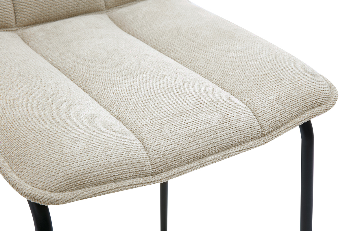 Detalle del taburete de tejido chenilla beige con base de metal negro, vista en primer plano