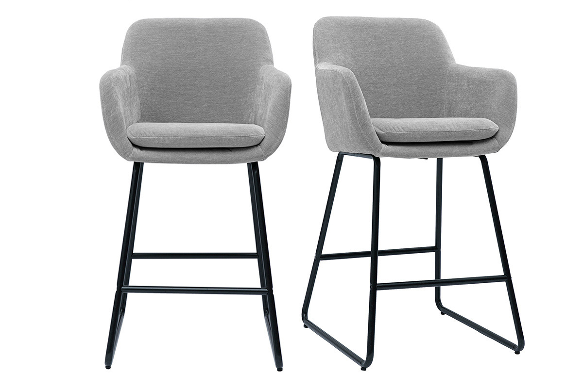 Dos taburetes de bar grises de tela efecto terciopelo con patas negras y reposabrazos, vista frontal.