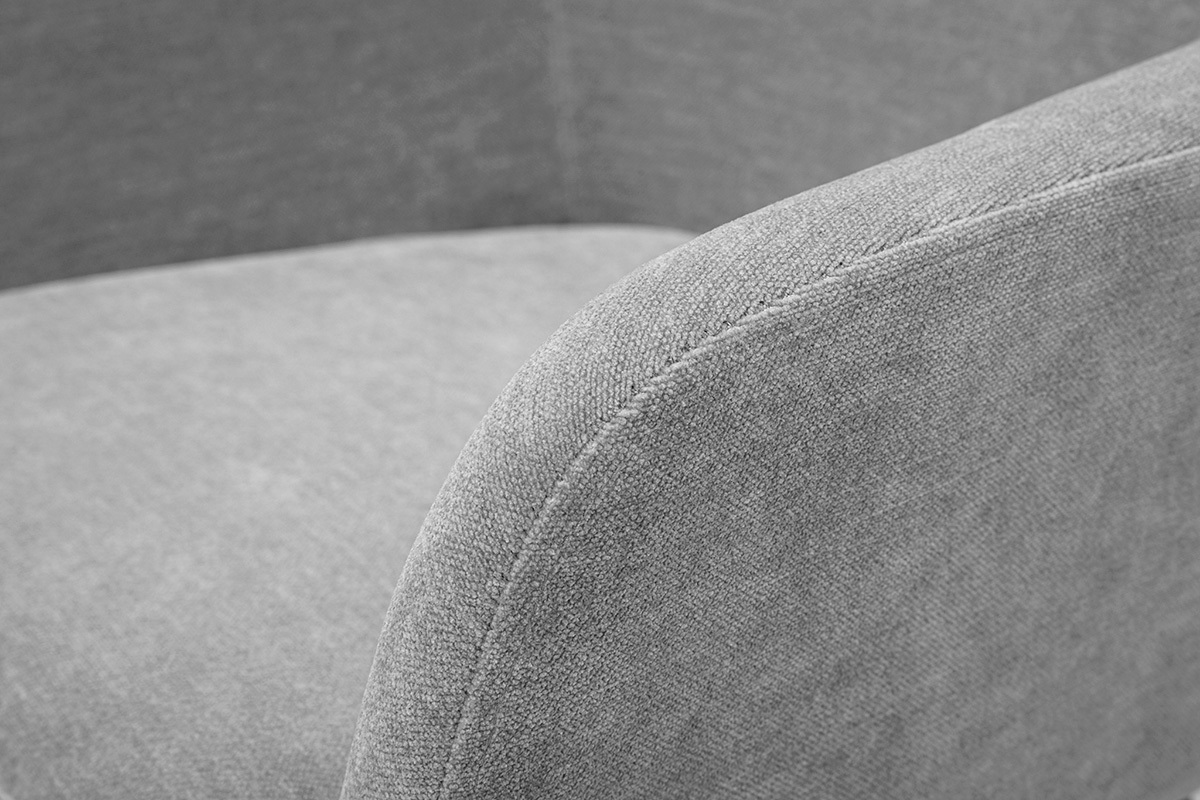 Primer plano del respaldo de tela efecto terciopelo gris de un taburete de bar AMIKA, negro y blanco.