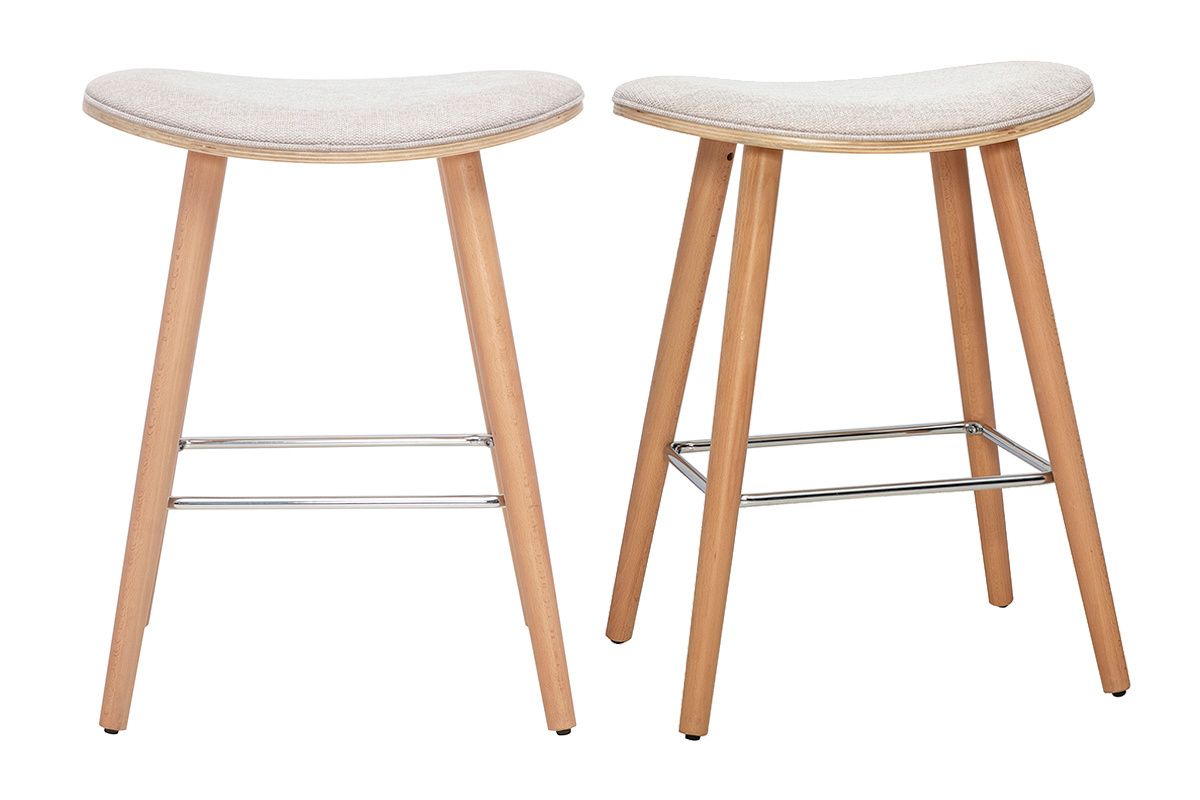 Taburetes de bar de tela beige y madera clara, vista frontal, con reposapi�s.