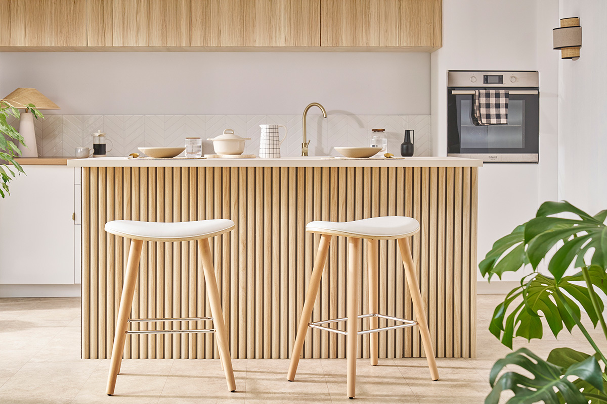 Taburetes de bar en tejido efecto terciopelo texturizado beige y madera clara H65 cm (lote de 2) MEADOW