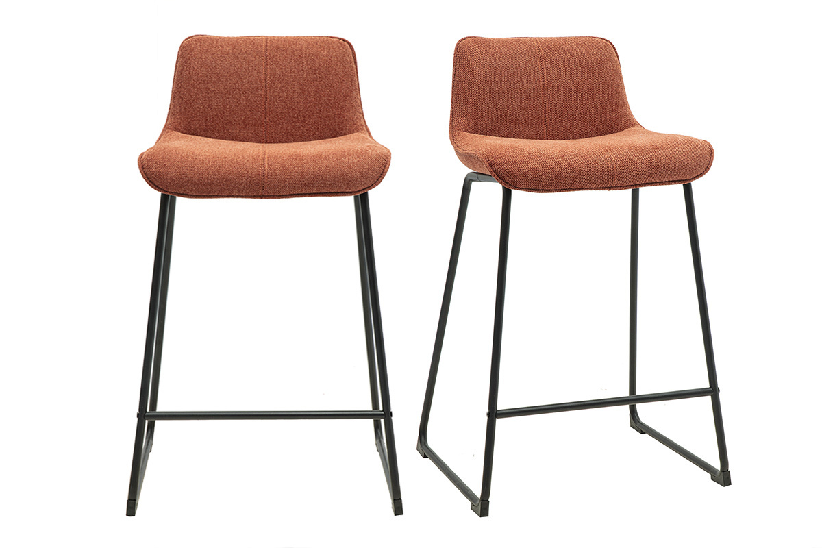 Dos taburetes de bar en tela color tierra quemada y metal negro, vista frontal.