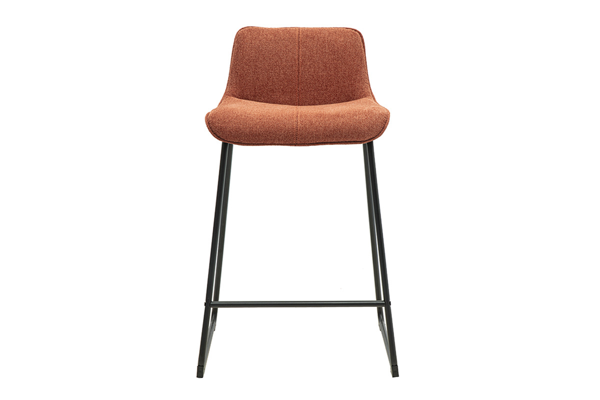 Taburete de bar en tela de tierra quemada con patas de metal negro, vista frontal.