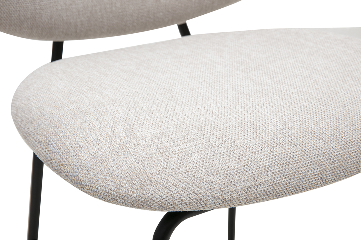 Asiento de taburete de bar en tela beige con estructura de metal negro, vista cercana.