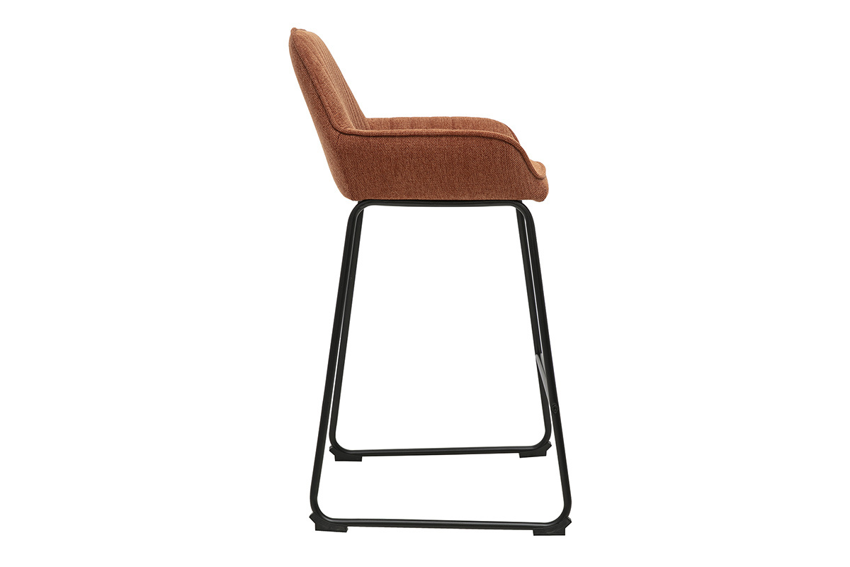 Taburete de bar en tejido con efecto terciopelo texturizado color tierra quemada y metal negro, vista de perfil.