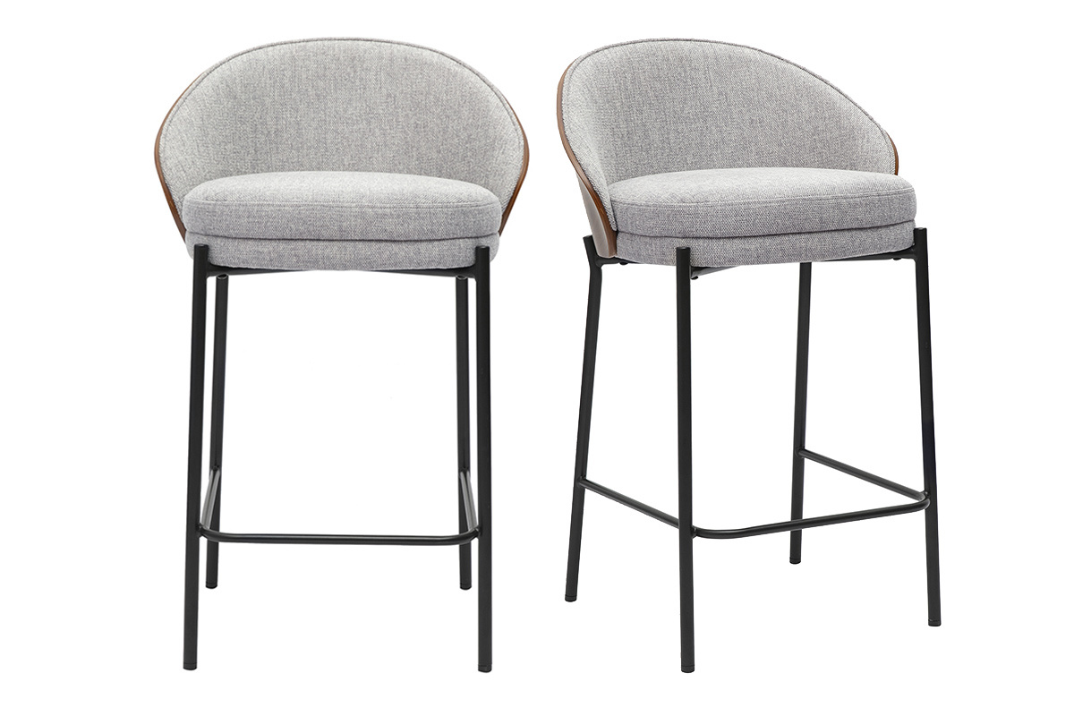 Dos taburetes de bar de tela gris, madera oscura y metal negro, vista frontal.