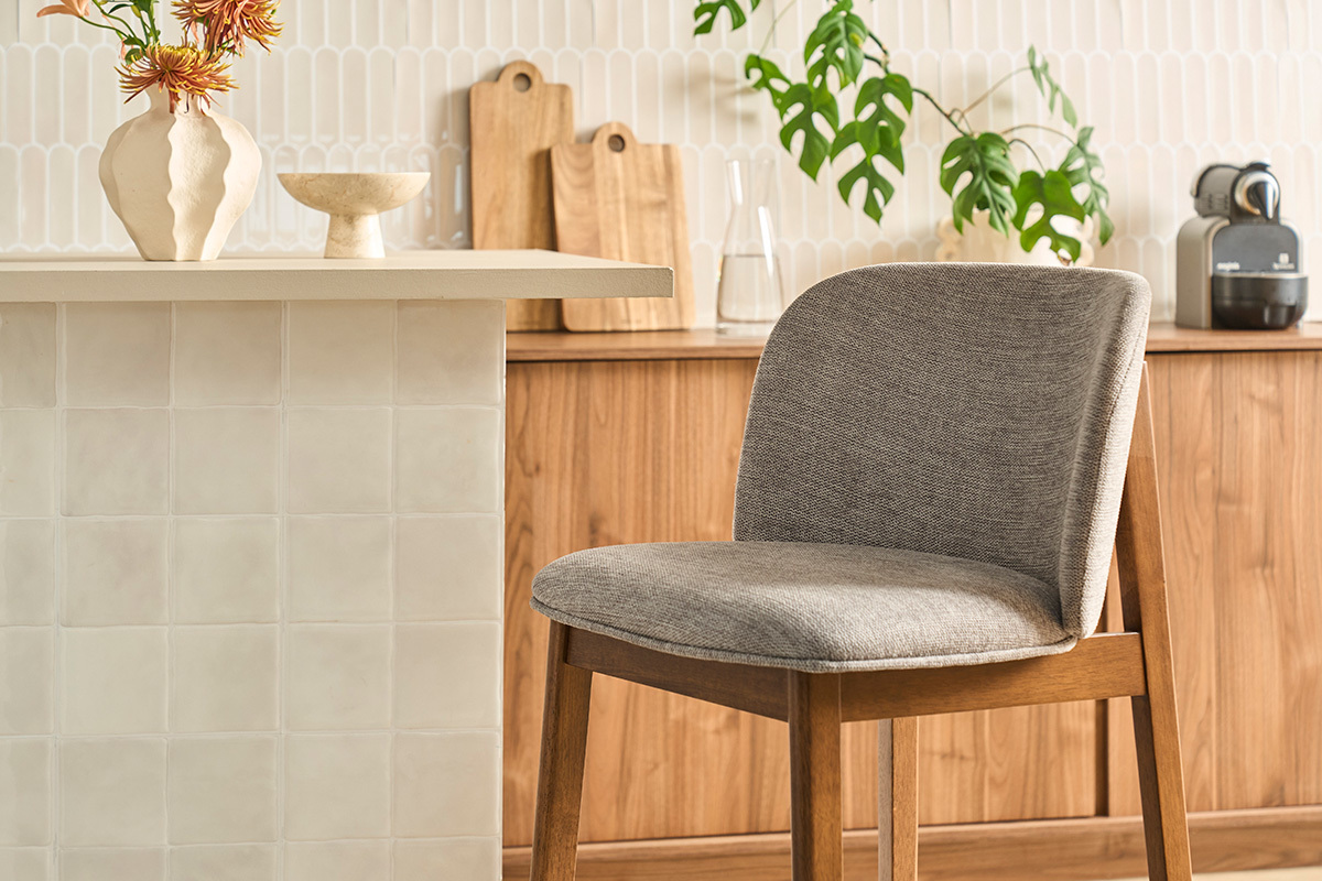 Taburetes de bar en tela efecto terciopelo texturizado gris y madera oscura H69 cm (lote de 2) TIEGA