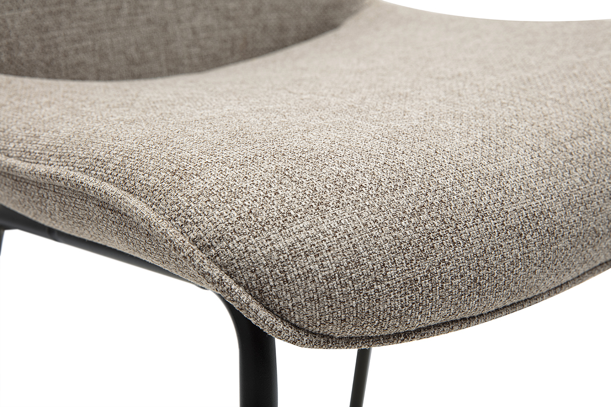 Primer plano del asiento de tela color topo de taburete con patas de metal negro.