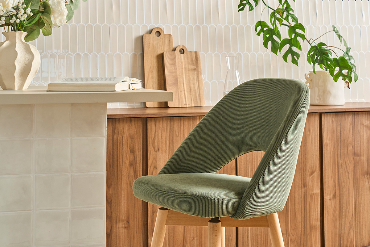 Taburetes de bar escandinavos en tela de terciopelo acanalado verde caqui y hevea s�lida 65 cm (lote de 2) COSETTE
