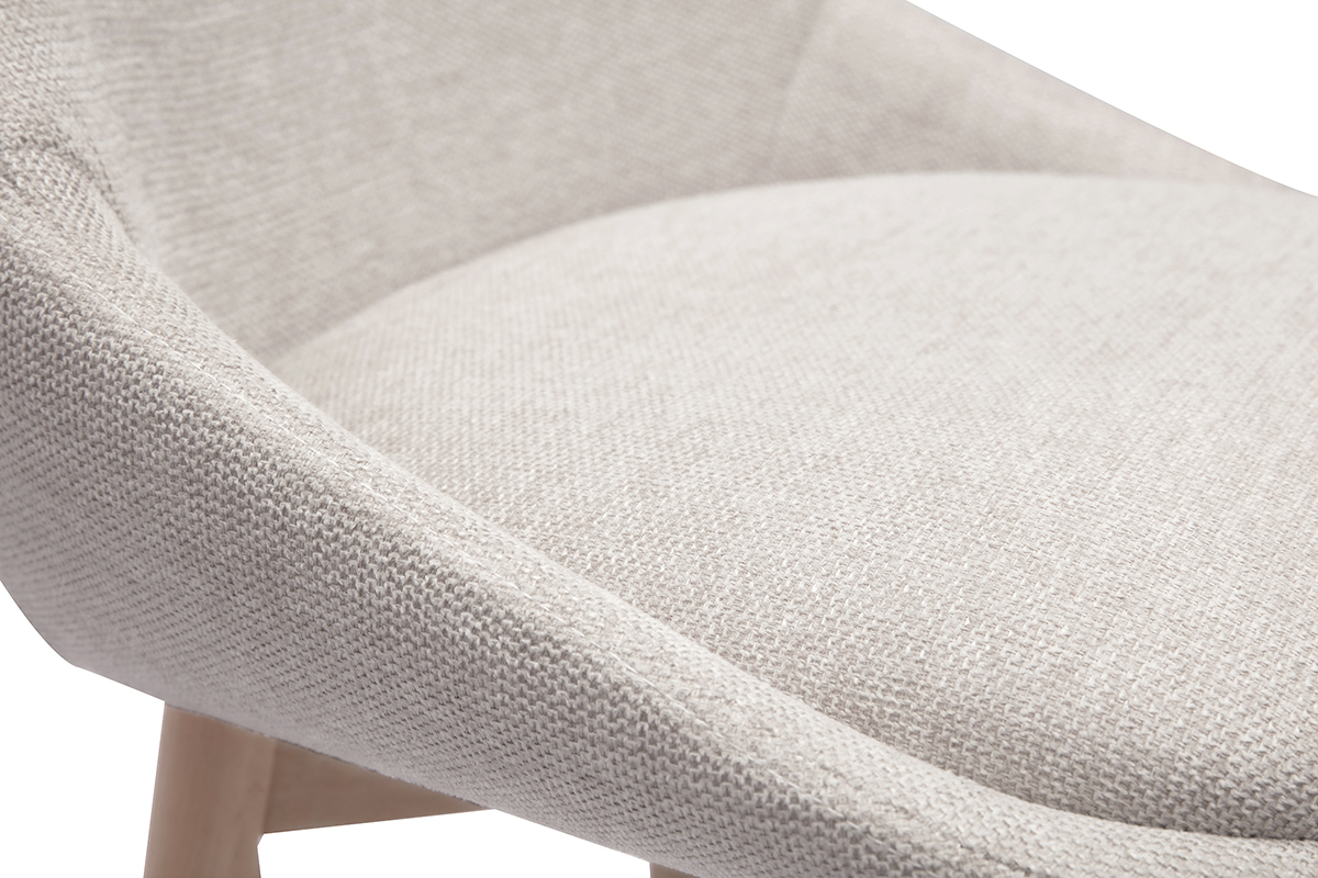 Primer plano de asiento de taburete beige en tela efecto terciopelo texturizado.