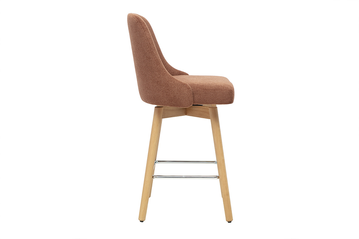 Taburete de bar escandinavo giratorio en tela chenilla color tierra quemada, vista de perfil, con base de madera de haya.
