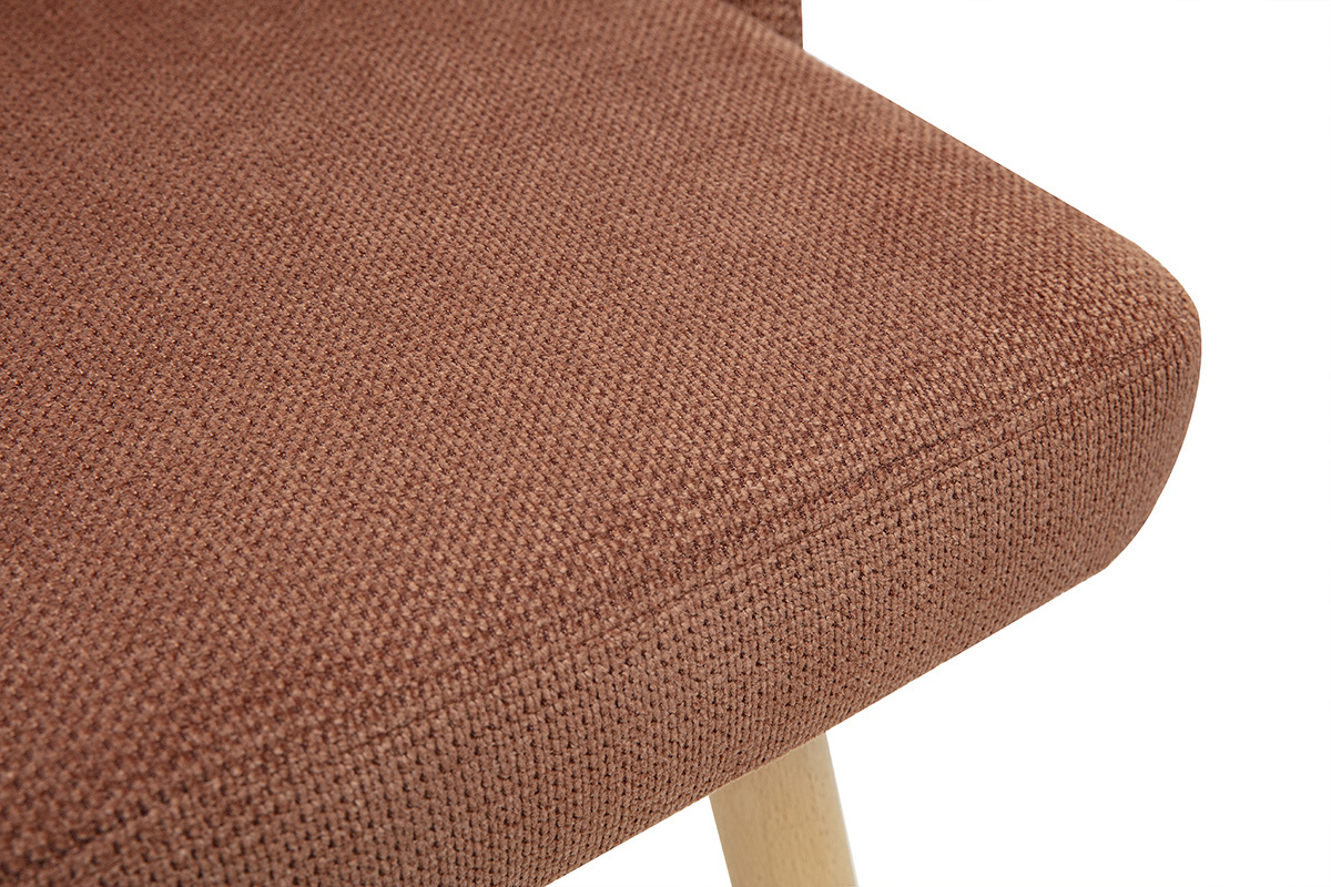 Asiento acolchado en tejido chenilla color tierra quemada de los taburetes HASTA, vista de cerca