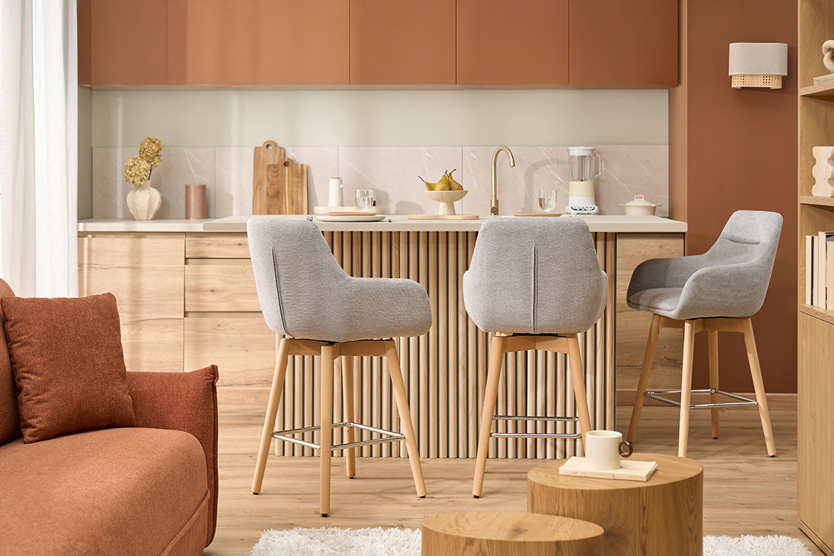 Taburetes de bar escandinavos giratorios 360� en tela efecto terciopelo texturado gris claro y madera clara H65 cm (lote de 2) ALESS