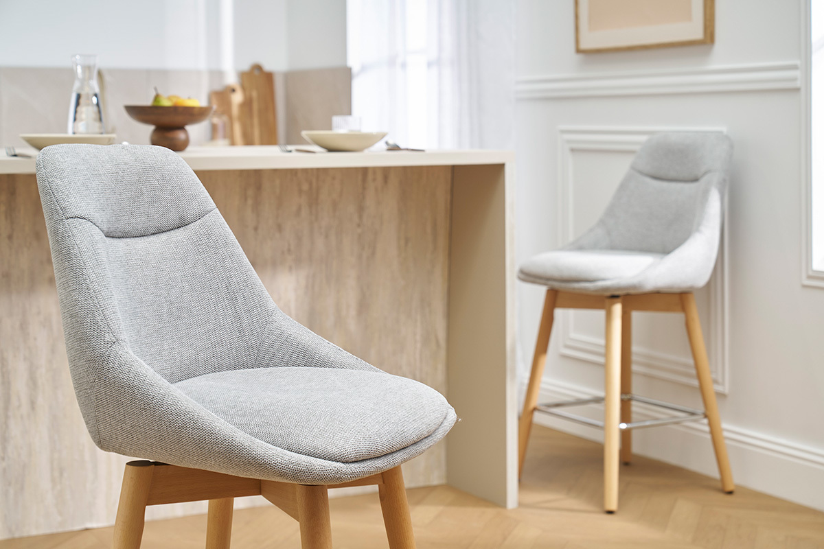 Taburetes de bar escandinavos giratorios 360� en tela efecto terciopelo texturado gris y madera clara H65 cm (juego de 2) ALESS