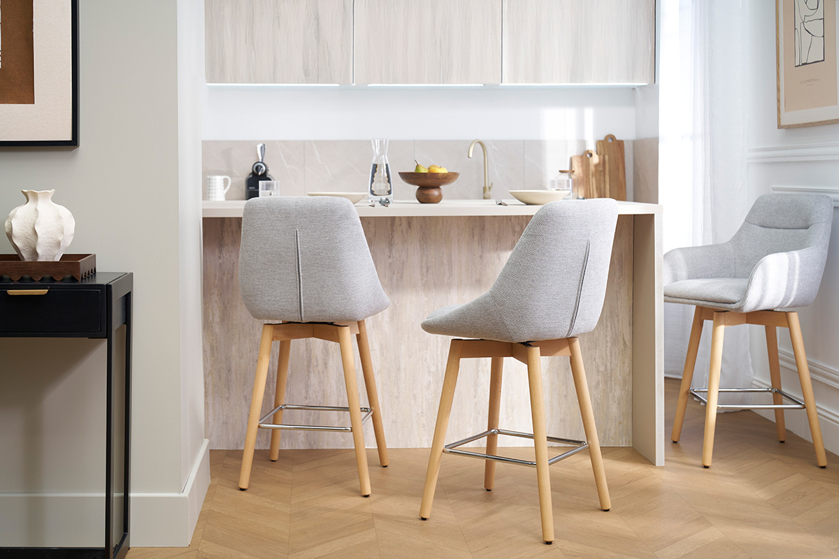 Taburetes de bar escandinavos giratorios 360� en tela efecto terciopelo texturado gris y madera clara H65 cm (juego de 2) ALESS
