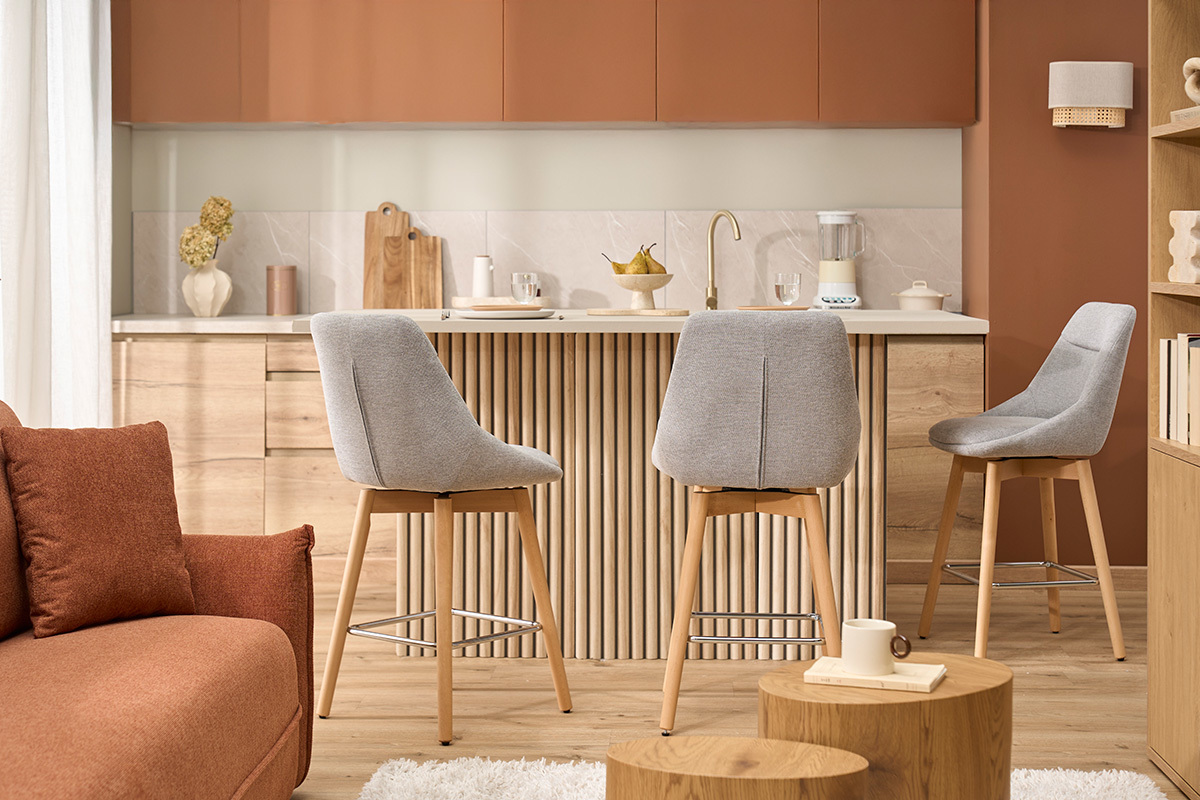 Taburetes de bar escandinavos giratorios 360� en tela efecto terciopelo texturado gris y madera clara H65 cm (juego de 2) ALESS