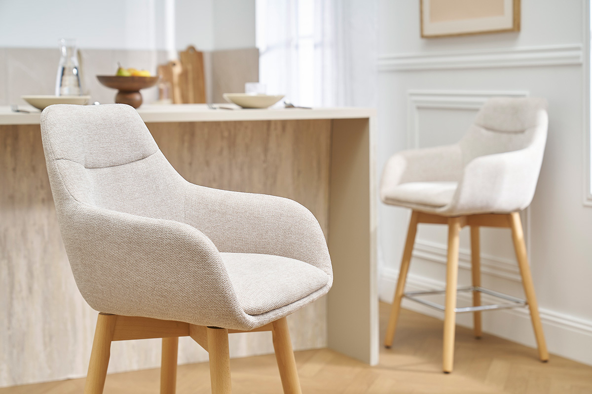 Taburetes de bar escandinavos beige de tela y madera, vista en �ngulo.