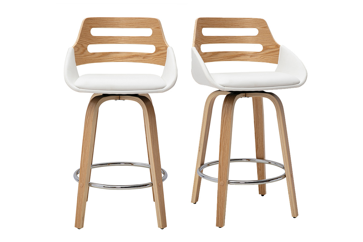 Lote de 2 taburetes de bar escandinavos giratorios blancos y de madera clara H65,5 cm, vistos de frente.