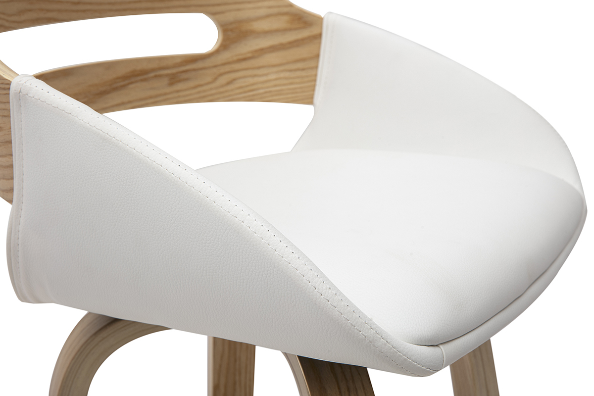 Detalle de un taburete de bar escandinavo con asiento blanco y reposabrazos de madera clara
