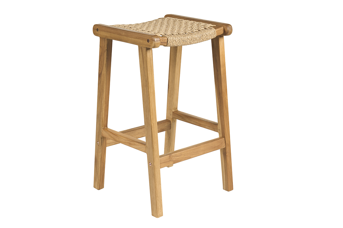Taburete de bar de madera de teca maciza con asiento de mimbre de rat�n, vista de 3/4.