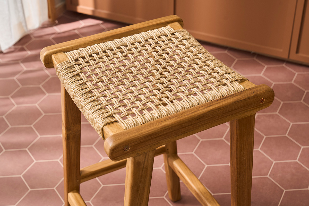 Taburetes de bar �tnicos exteriores en madera de teca maciza y tejido de rat�n H66 cm (juego de 2) GAWA