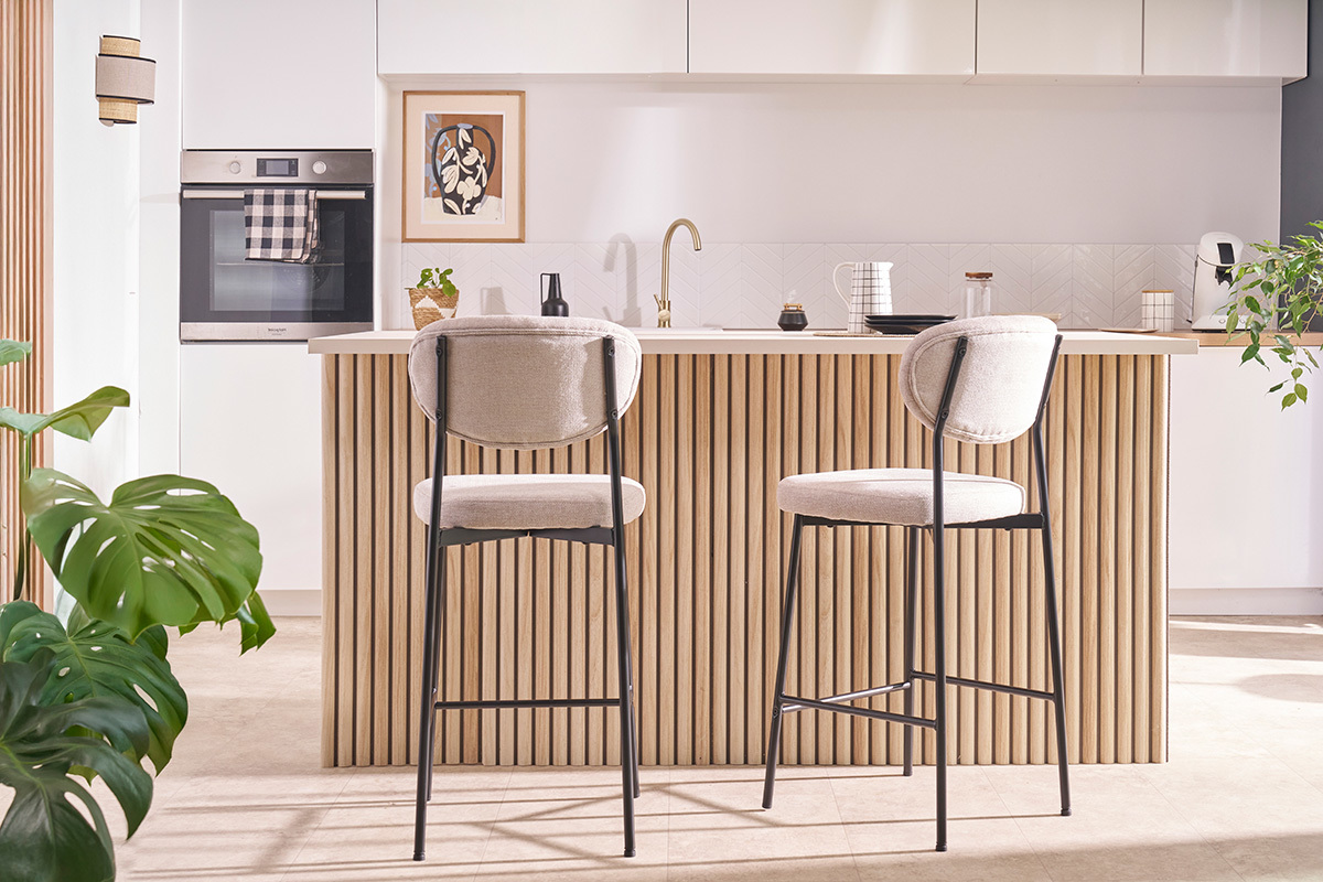 Taburetes de bar fijos de tela beige, vista frontal, en una cocina moderna