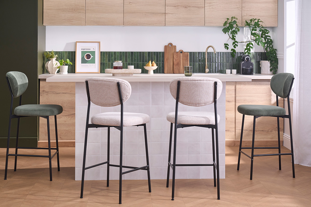 Taburetes de bar BREKA en tela beige y metal negro alrededor de una isla de cocina.