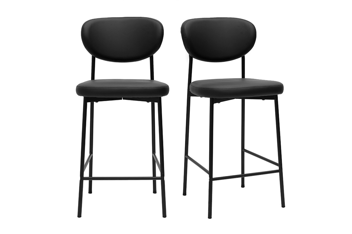Dos taburetes de bar negros BREKA H65 cm, asiento y respaldo negros, patas de metal negro, vista frontal.