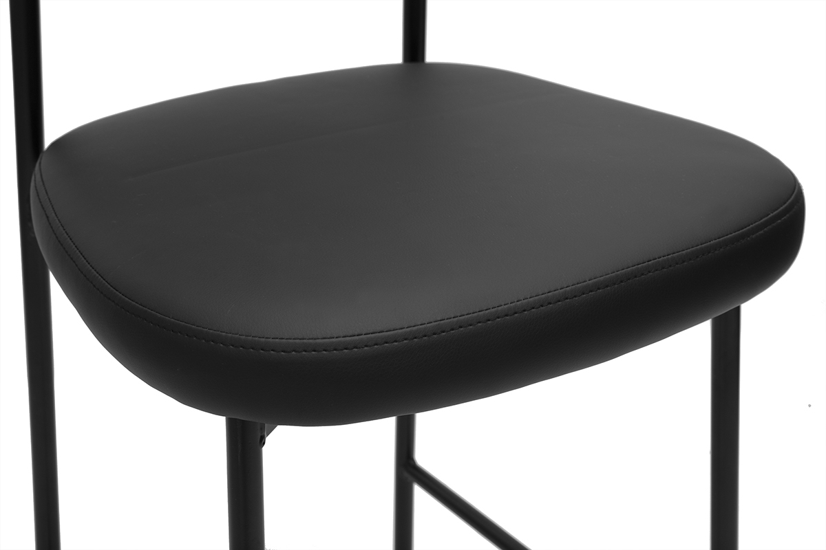 Primer plano del asiento negro de un taburete de bar BREKA, con base metlica.